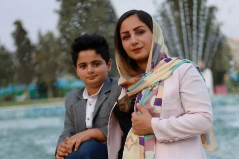 مادر کیان پیرفلک بهمناسبت روز معلم: بهصورت مجازی درس شرافت، آزادگی و کشف حقیقت میدهم