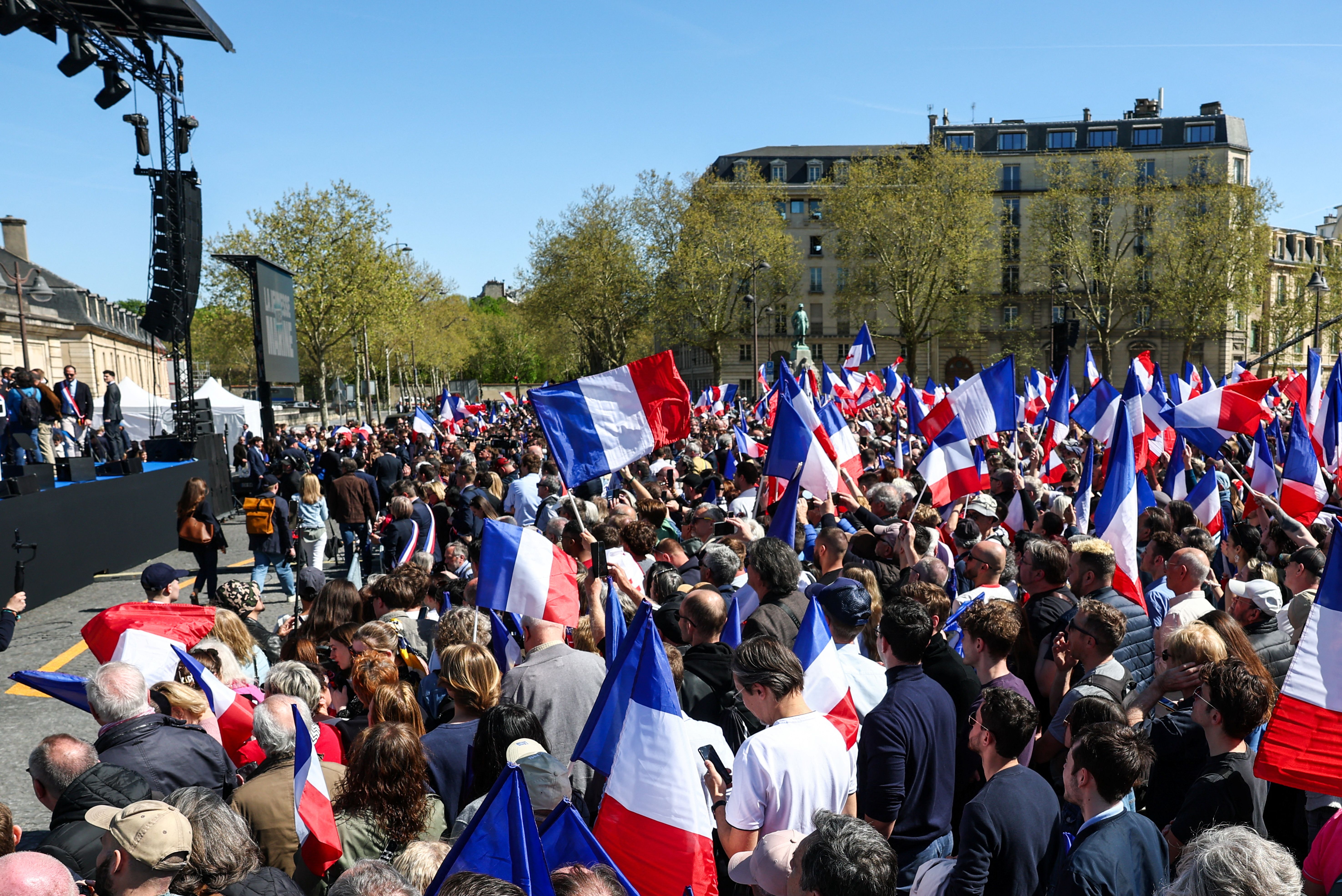 هواداران و مخالفان مارین لوپن، سیاستمدار راست‌گرای فرانسوی، در پاریس تظاهرات کردند