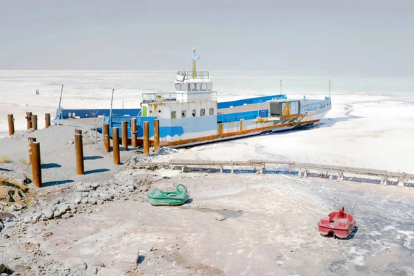 بعد انخفاض حجم المياه بنسبة 98%.. جفاف بحيرة أرومية في إيران يهدد بكارثة بيئية