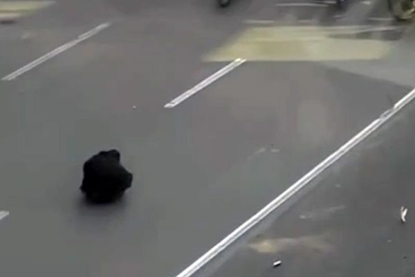 تفاعل واسع مع مواطن واجه قمع الأمن الإيراني بشجاعة