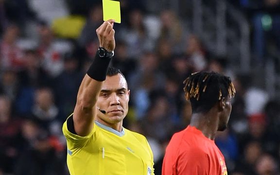 محرومیت برای داوری که پیراهن مسی را گرفت