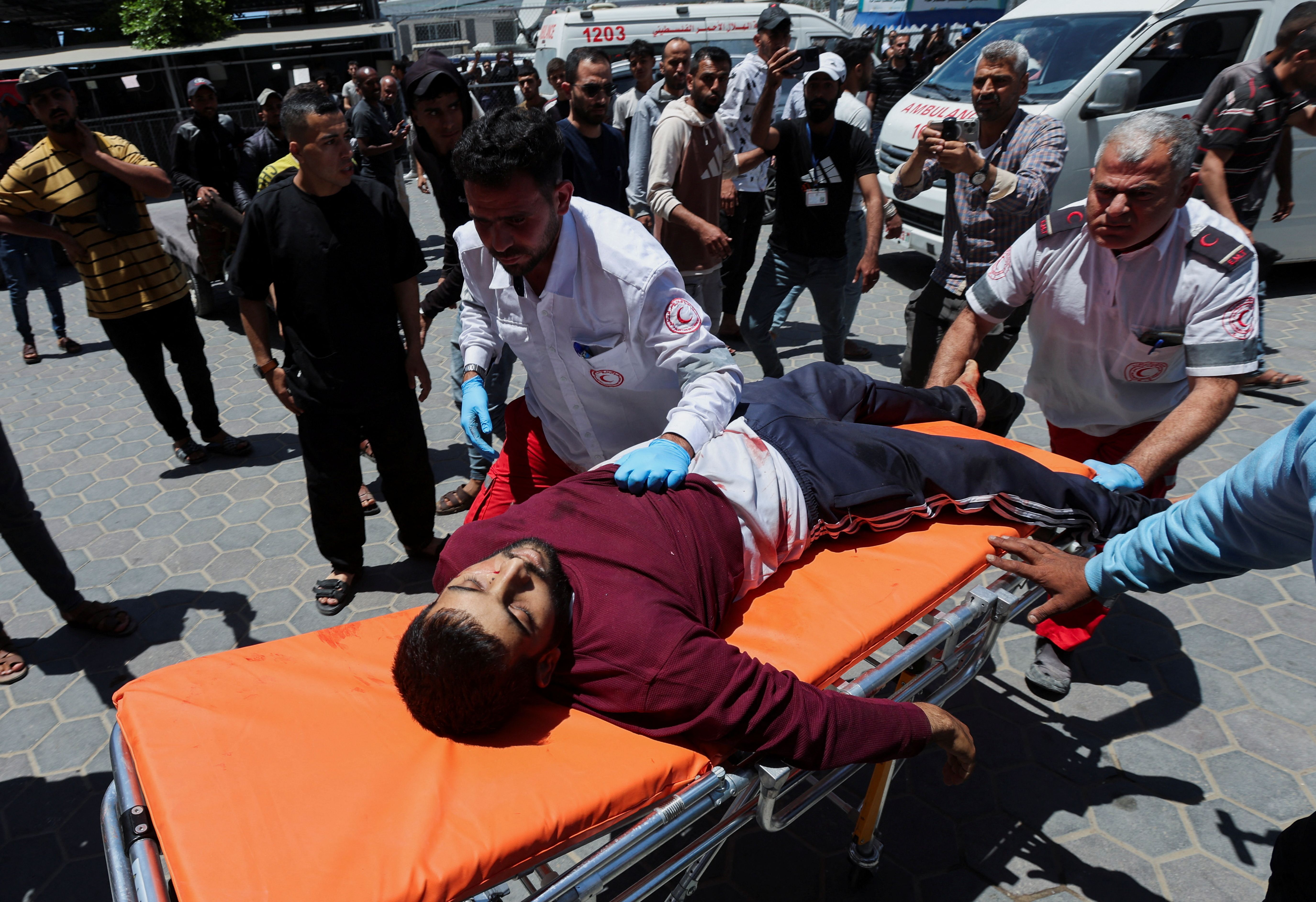 یک روزنامه‌نگار و یک مقام امدادی در میان ۲۳ کشته جدید دیگر در حملات اسرائیل به غزه