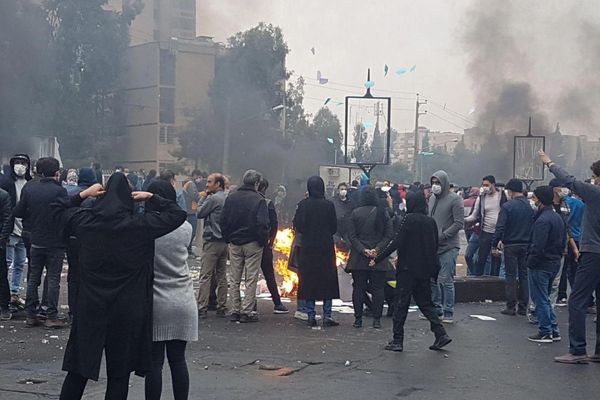 بهدف ردع أي احتجاجات مستقبلية.. إيران تعيد محاكمة 89 شخصًا بعد 5 سنوات من إطلاق سراحهم