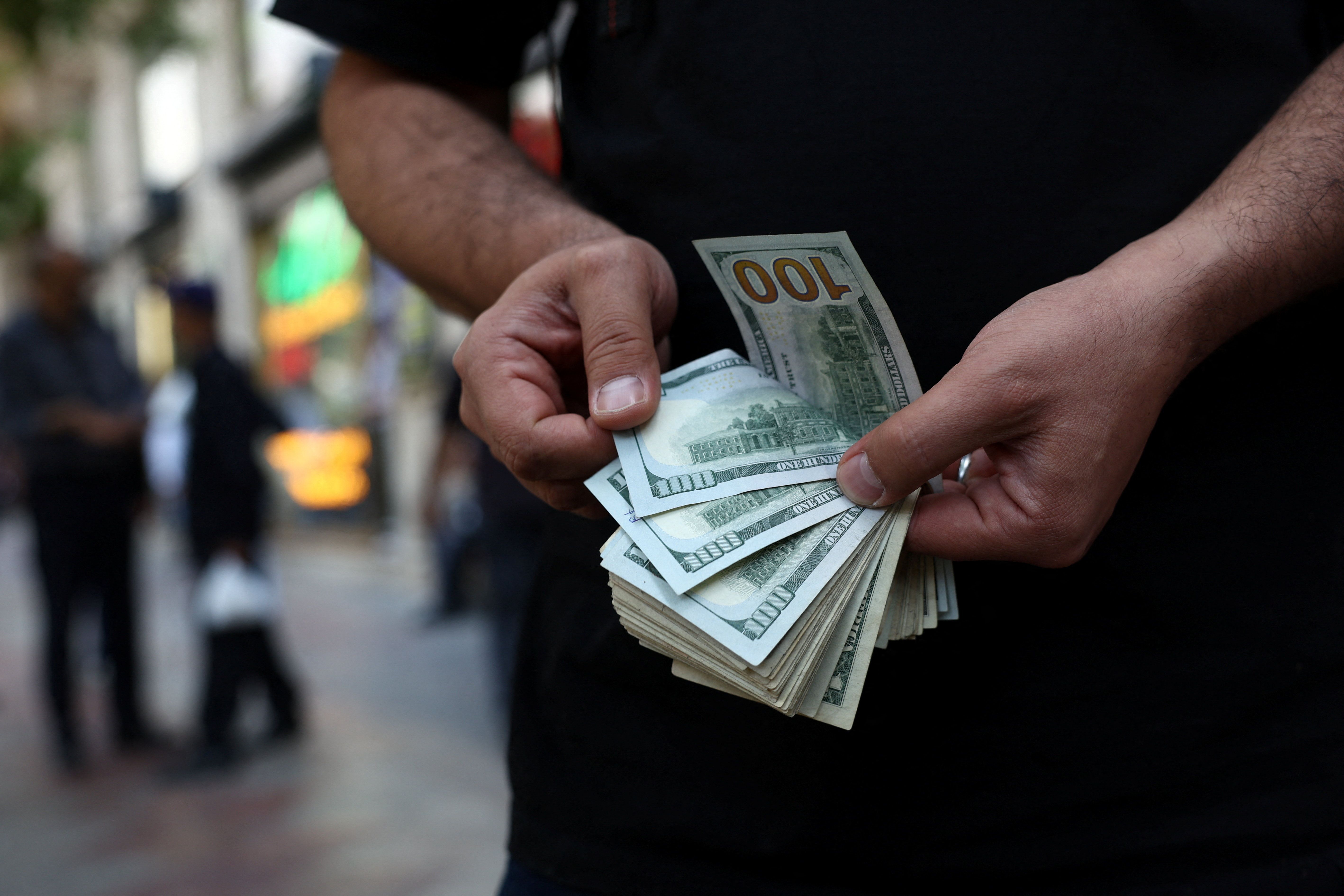 الدولار يتجاوز 190 ألف تومان ويسجل مستوى قياسيًا جديدًا في إيران