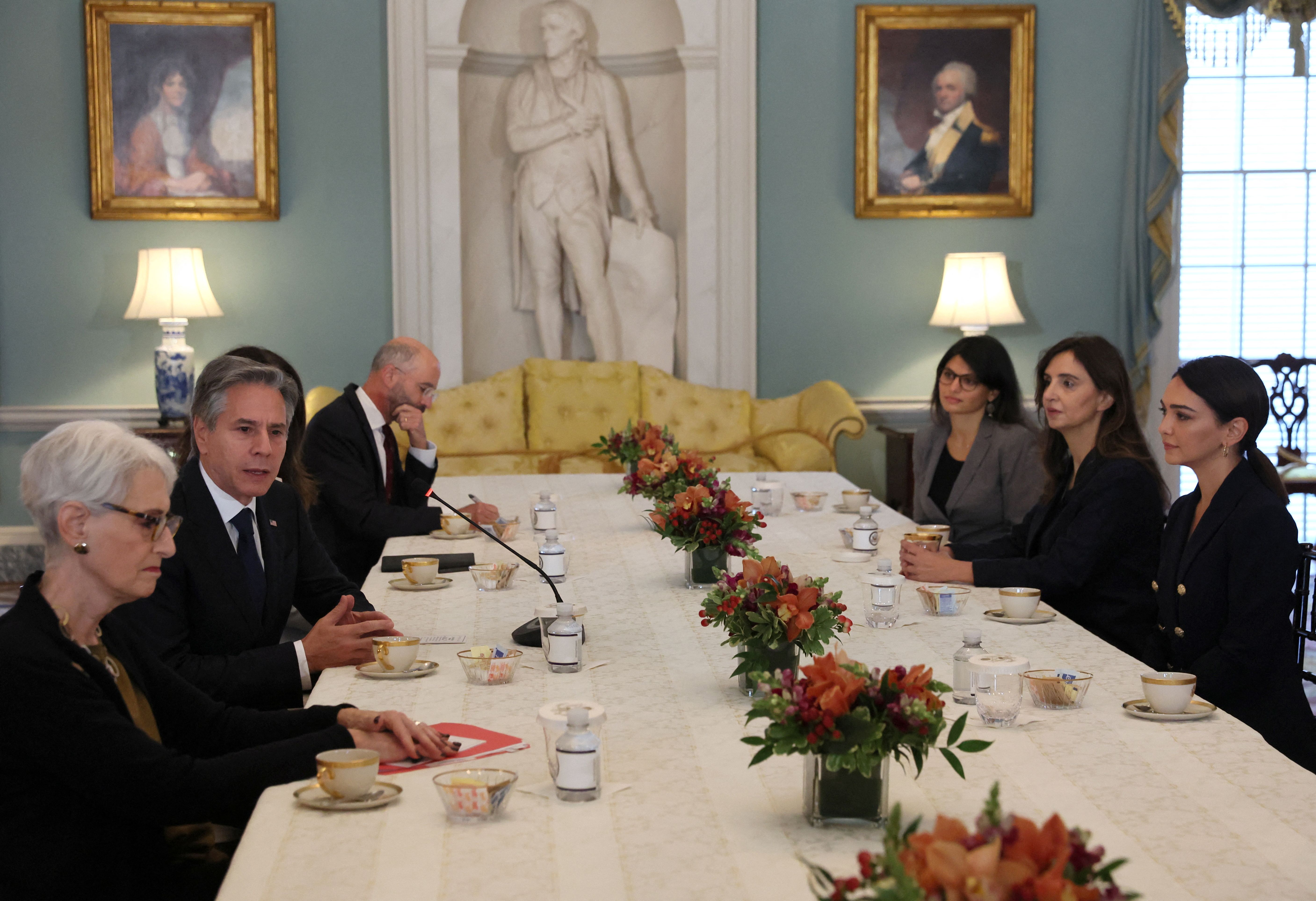 وزیر خارجه آمریکا در دیدار با گروهی از فعالان مدنی ایرانی از اعتراضات سراسری حمایت کرد