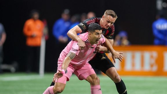 لوئیس سوارز دوباره گاز گرفت، اینبار دست همتیمی و موقع میانجیگری!