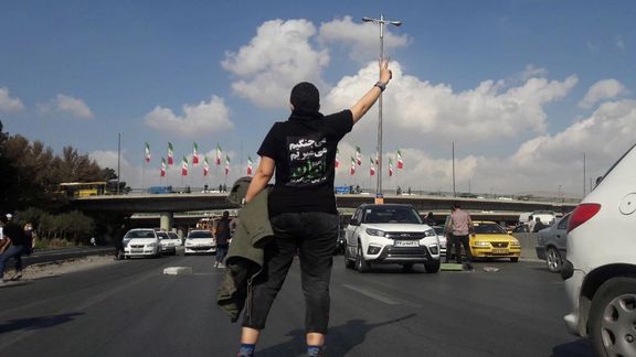 مردم کرج در چهلم کشتهشدگان لباسهایی با شعار «ایران را پس میگیریم» پوشیدند