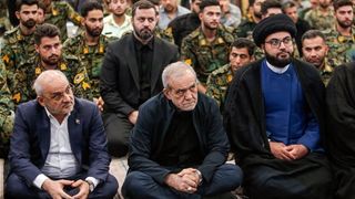 مع تزايد الانقسامات في إيران.. برلمانيون يتهمون بزشكيان بالتخطيط للانقلاب على خامنئي