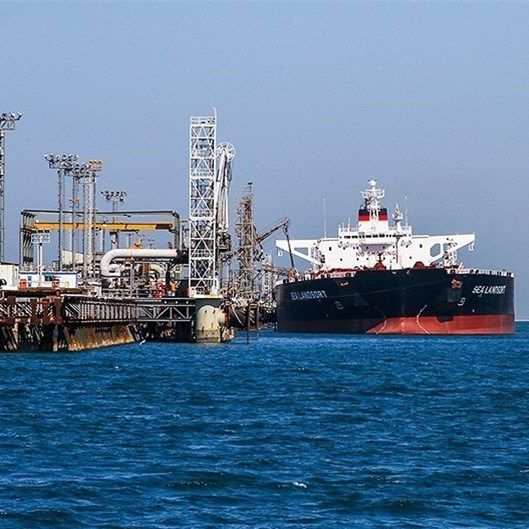 وزير خارجية بولندا يدعو إلى تشديد القوانين البحرية لوقف تهريب النفط الإيراني والروسي