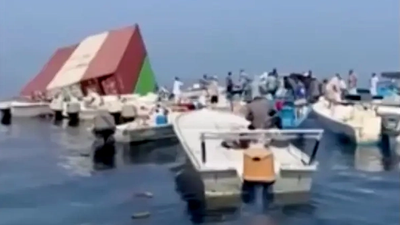 "صيد الآيفون 18" بدل السمك.. غرق سفينة بمضيق هرمز يشعل موجة سخرية بين الإيرانيين والعرب