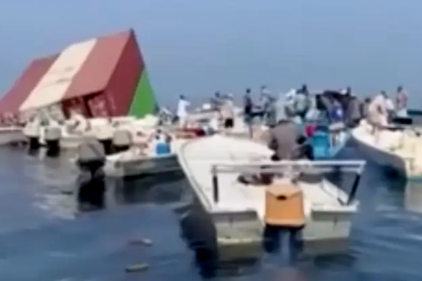 "صيد الآيفون 18" بدل السمك.. غرق سفينة بمضيق هرمز يشعل موجة سخرية بين الإيرانيين والعرب
