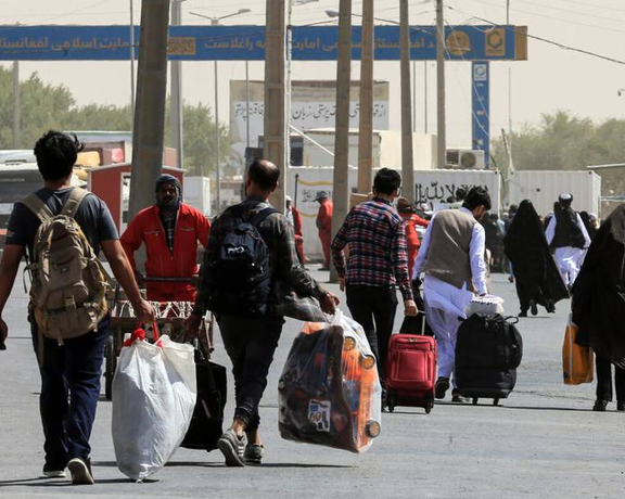 Afghan immigrants leaving Iran through land border