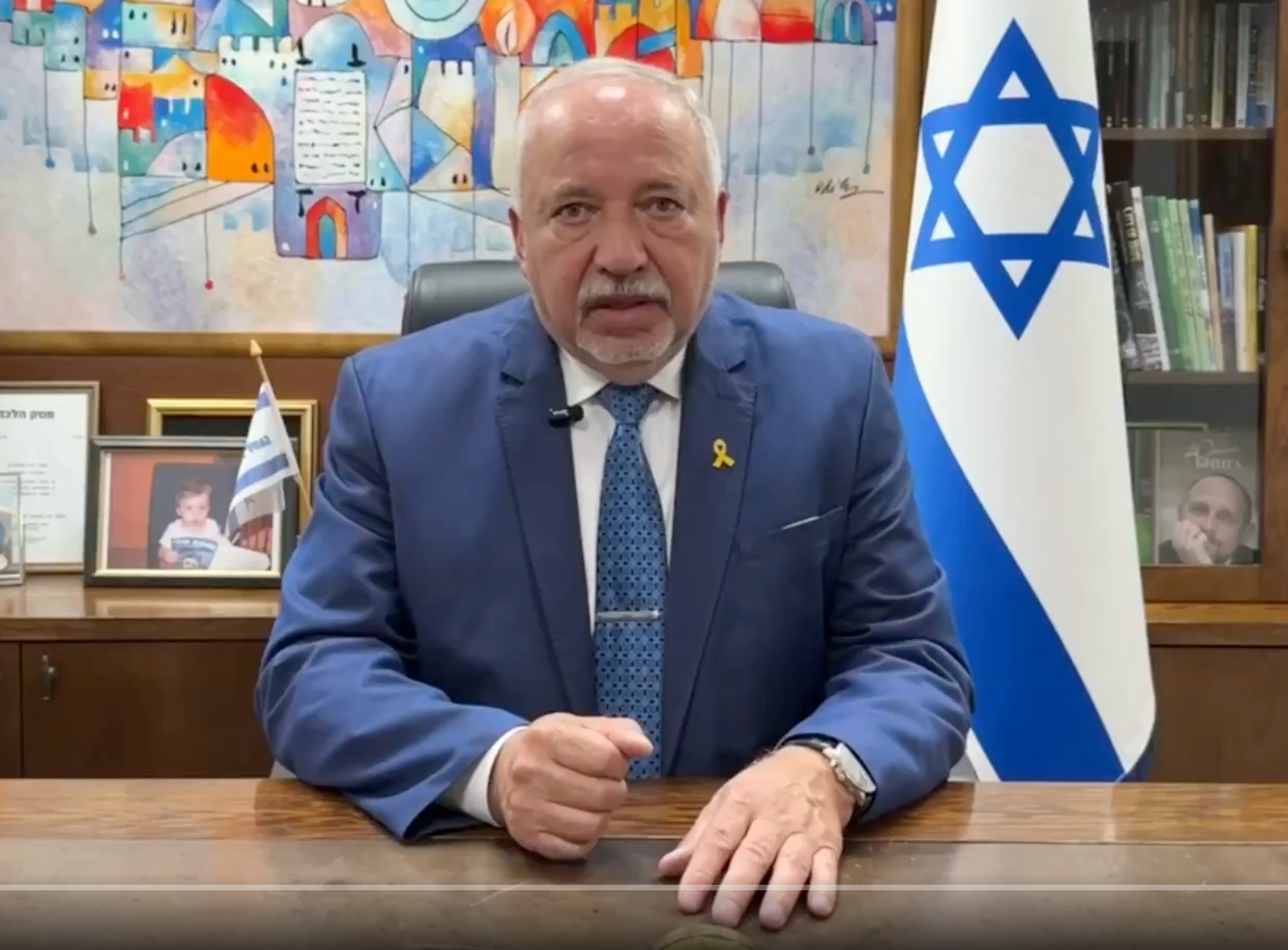 وزير الدفاع الإسرائيلي الأسبق يحذر: إيران تعزز قدراتها النووية والعسكرية