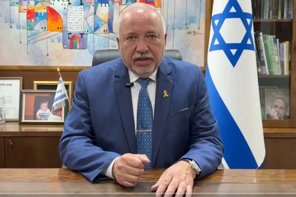 وزير الدفاع الإسرائيلي الأسبق يحذر: إيران تعزز قدراتها النووية والعسكرية