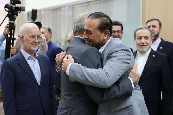 Iran, US edge toward deal to end war and reopen Hormuz