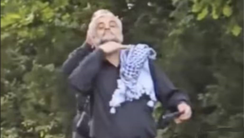 وقتی کارمند حفاظت منافع جمهوری اسلامی در واشینگتن، معترضان را تهدید به مرگ می‌کند