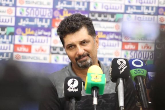 کنایه سرمربی آلومینیوم به داوری جنجالی: به جای VAR از چهار، پنج موبایل استفاده کنید