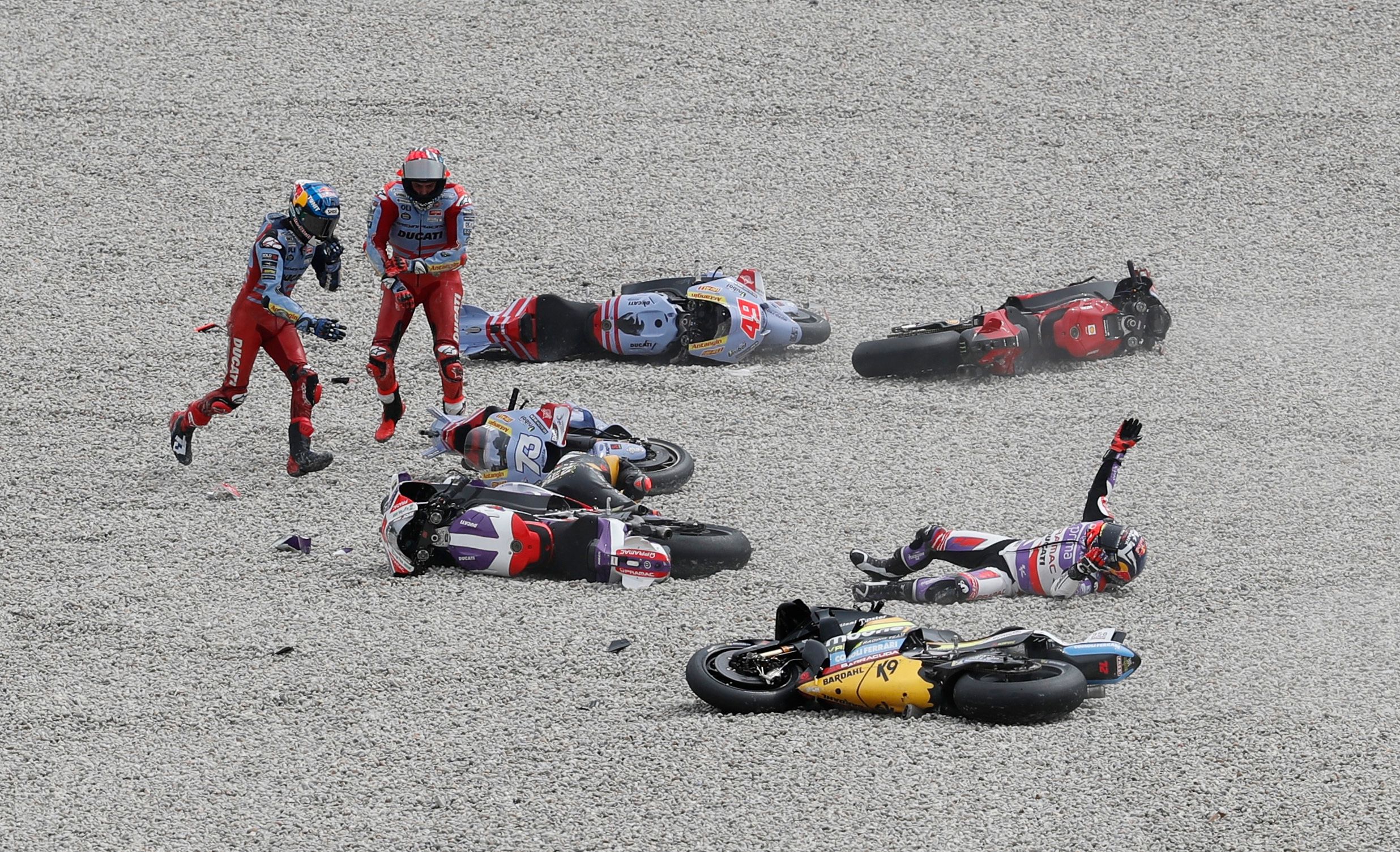 تصادف شدید در گرندپری کاتالونیا؛ قهرمان موتو جی‌پی جهان زیر گرفته شد