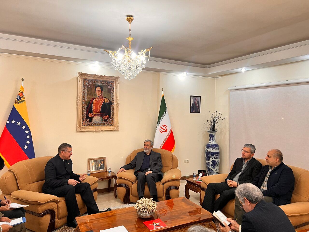 برلماني إيراني لسفير فنزويلا: طهران تدعم صمودكم أمام أميركا 