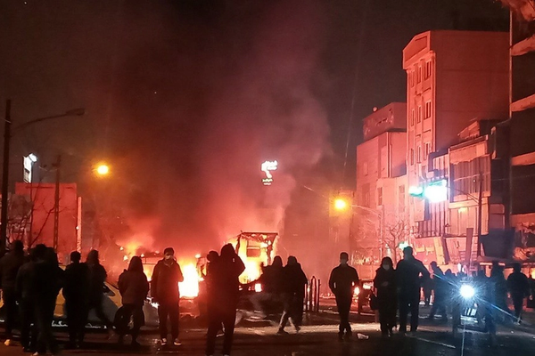 تقابل شعارها و مجادله خیابانی مردم با حکومت همزمان با مراسم ۲۲ بهمن