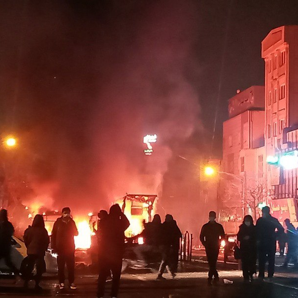 تقابل شعارها و مجادله خیابانی مردم با حکومت همزمان با مراسم ۲۲ بهمن