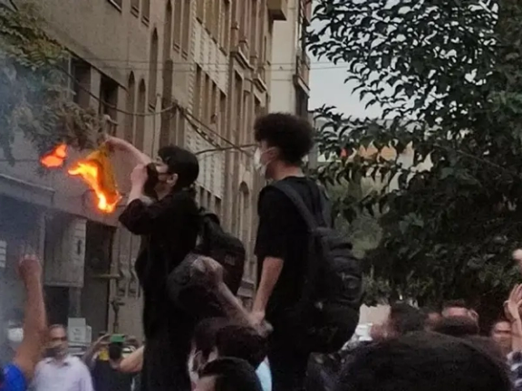 تصویری از حضور نیکا شاکرمی در خیزش انقلابی «زن، زندگی، آزادی»