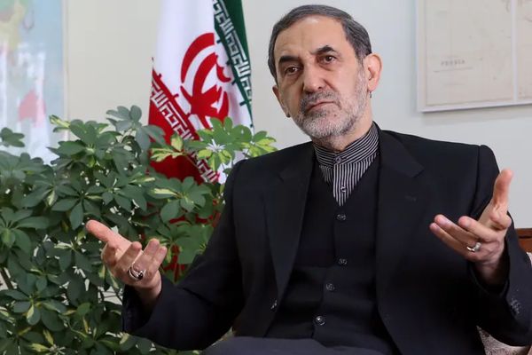 مسشار خامنئي يهاجم روسيا بسبب موقفها تجاه الجزر الثلاث المتنازع عليها بين إيران والإمارات