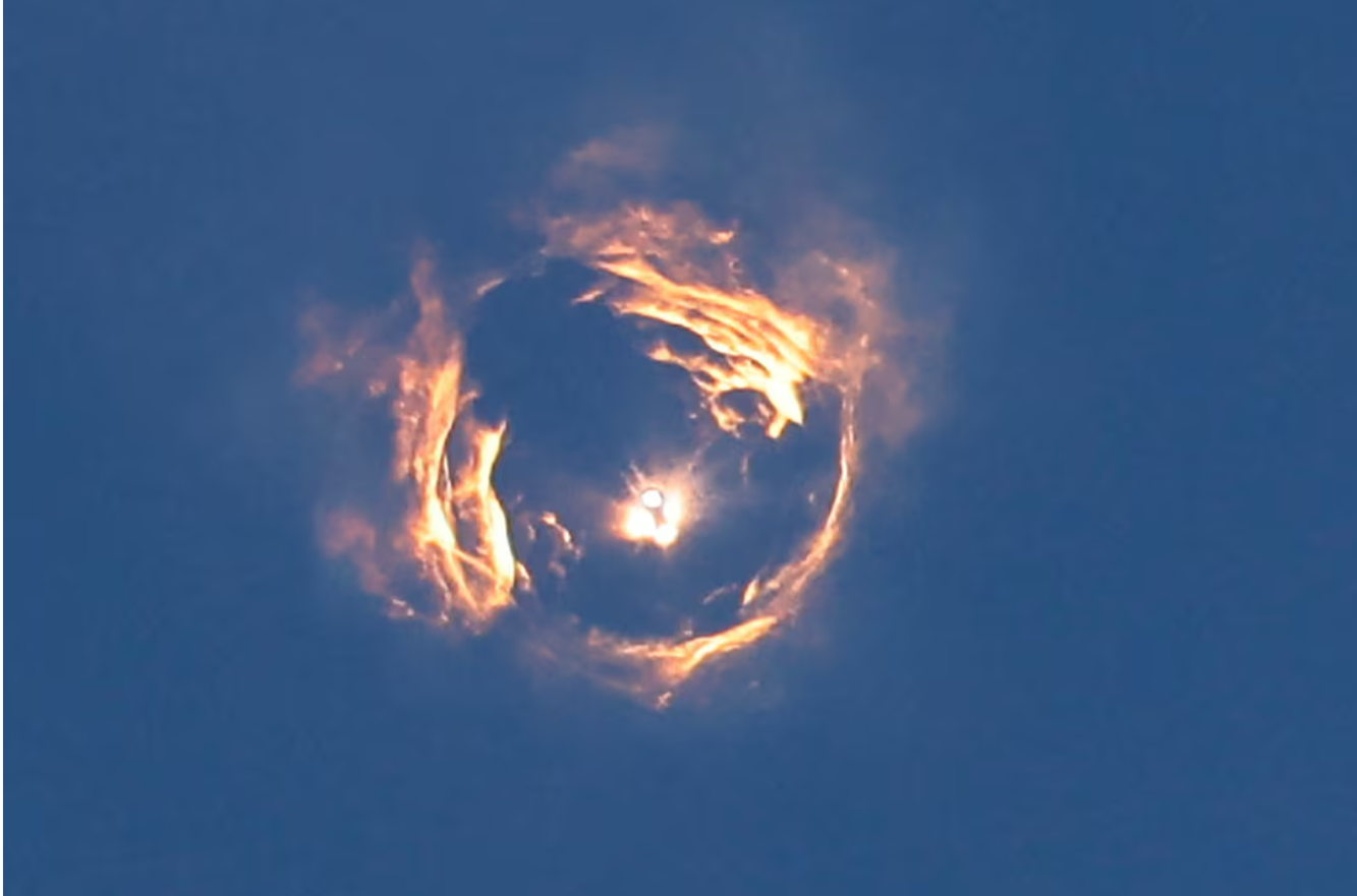 با انفجار فضاپیمای استارشیپ در فضا، بار دیگر قطعات آتشین بر فراز کارائیب بارید