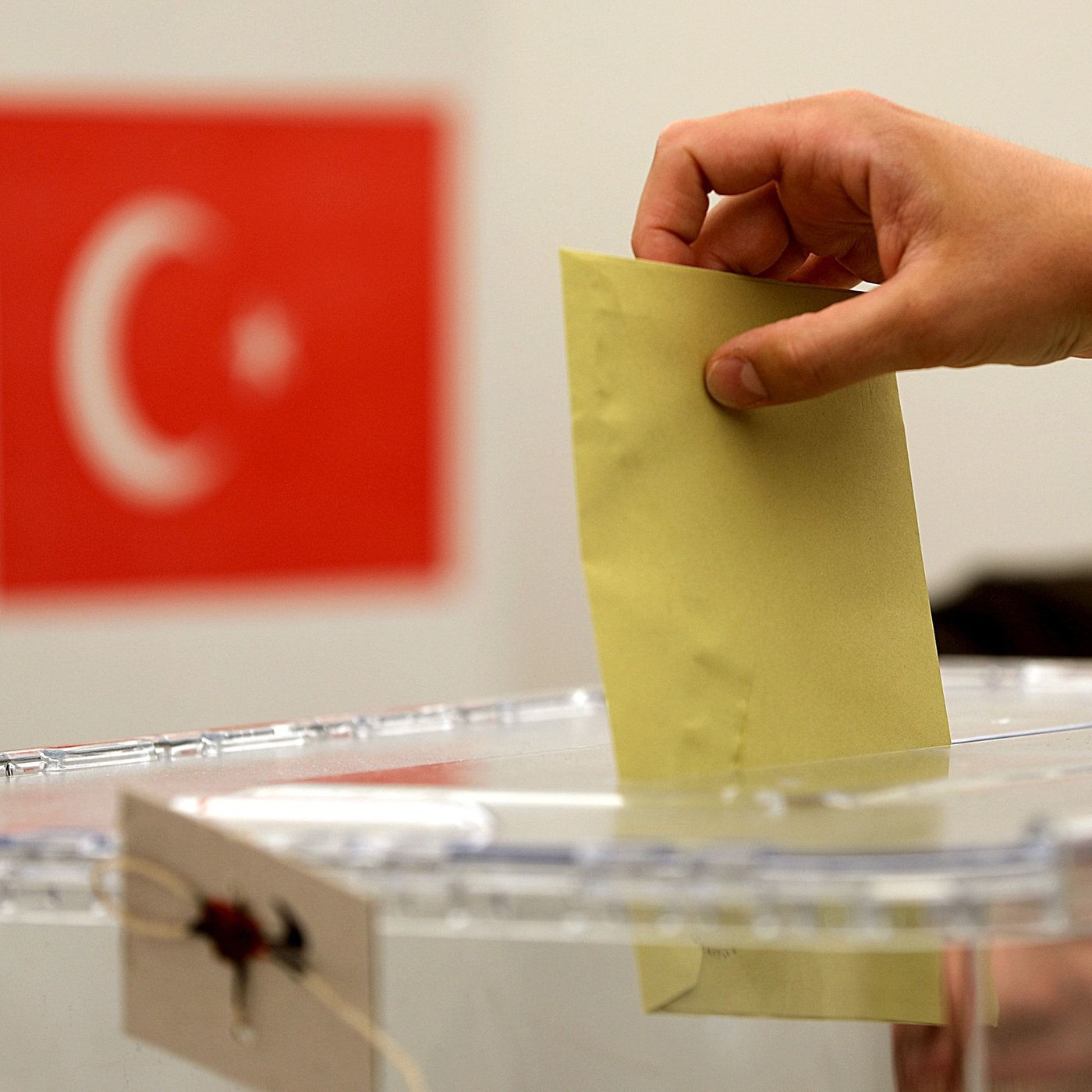 هشدار اروپا به ترکیه در مورد برگزاری انتخابات شفاف؛ یک وکیل زندانی نماینده پارلمان شد