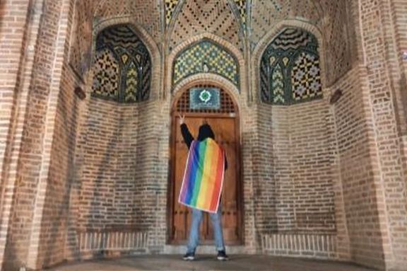 نمایش پرچم رنگین کمان مقابل سعدالسطنه قزوین