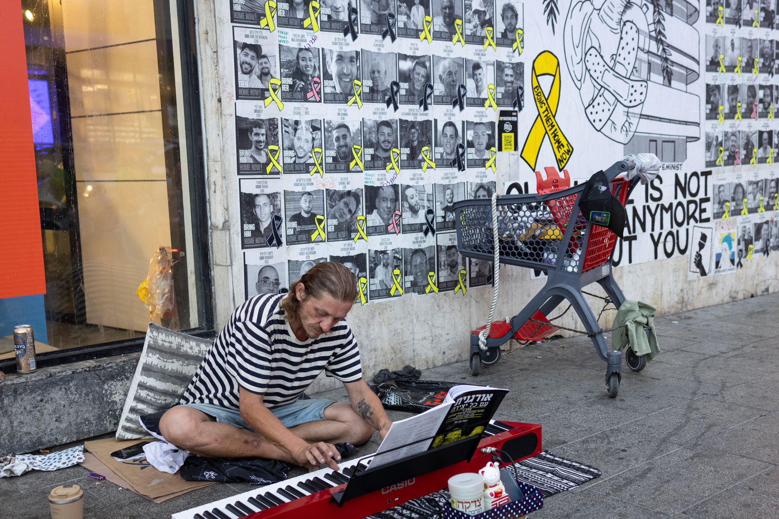 تصاویر گروگان‌های اسرائیلی در بند حماس در خیابانی در تل‌آویو، ۱۸ تیر