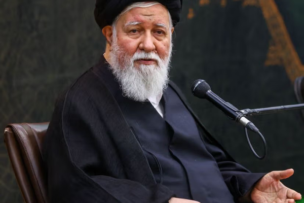 ممثل المرشد الإيراني: شراء الدولار والذهب بعد آلية الزناد يفاقم الأزمة الاقتصادية