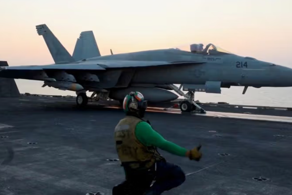 سي إن إن: قبيل المحادثات مع طهران.. الولايات المتحدة تعزّز حضورها العسكري في المنطقة