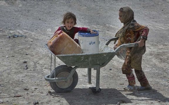 Impoverished Iranian Citizen Criticizes Biden Over Money Release