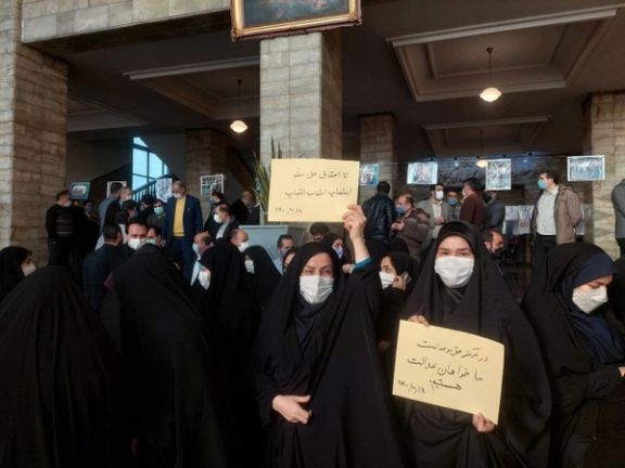 کارکنان اداری قوه قضاییه در اعتراض به پایین بودن حقوق اعتصاب کردند
