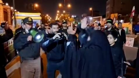 پلیس تهران: حامیان حجاب با فحاشی و پرخاشگری از دستور پایان تحصن خودداری کردند