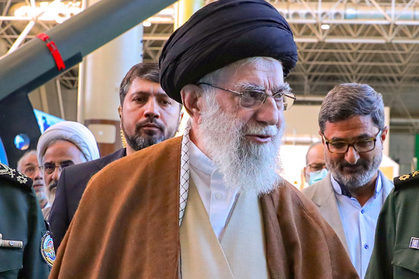 هآرتس: إيران قد تلجأ إلى مهاجمة أهداف في الشرق الأوسط لاحتواء الاحتجاجات