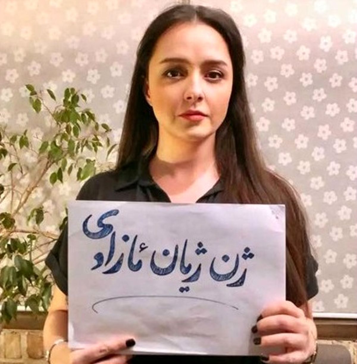  Actress Taraneh Alidoosti holding a sign showing the motto of last year's protests - Women, Life, Freedom.