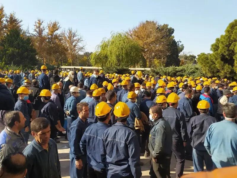 الآلاف من عمال صهر الحديد في أصفهان إيران يضربون عن العمل