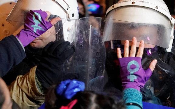 در بزرگداشت روز جهانی زنان، مراقب گلها و شیرینیها باشیم