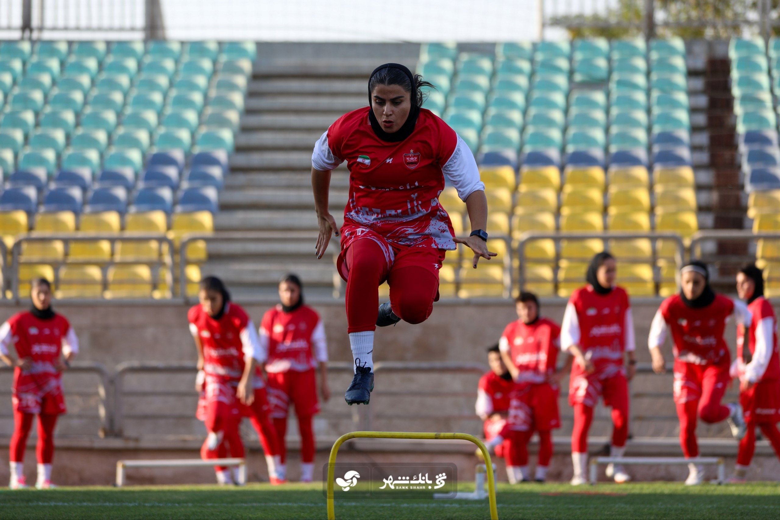 تبعیض علیه تیم آزمون؛ زنان پرسپولیس در زمین خراب تمرین می‌کنند، چمن بهتر به تیم مردان رسید