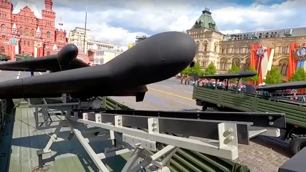 در رژه روز پیروزی سال ۱۴۰۴ که مقامات جمهوری اسلامی به آن دعوت نشده بودند، روسیه برای نخستین‌ بار پهپادهای مورد استفاده در جنگ اوکراین، از جمله پهپاد «شاهد-۱۳۶» را به نمایش گذاشت. به دلیل استفاده روسیه از همین تسلیحات، جمهوری اسلامی از سوی بسیاری از کشورهای قدرتمند جهان تحریم شده است. 