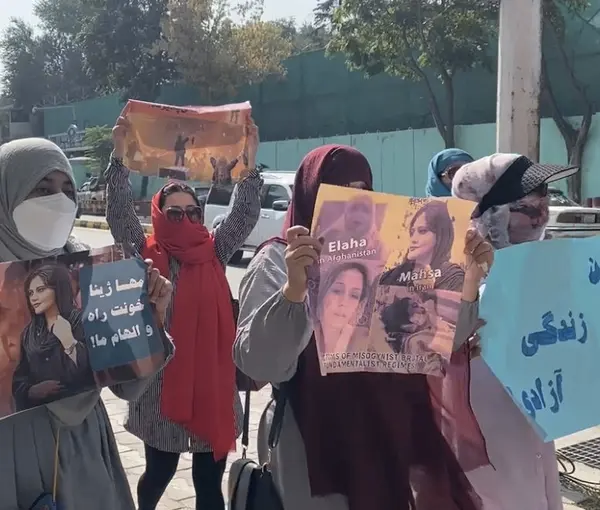 زنان در افغانستان در اعتراض به قتل مهسا امینی در مقابل سفارت ایران تجمع کردند