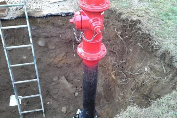 مدیر آتشنشانی تهران: از شیرهای آب نصب شده در معابر برای پر کردن استخرها استفاده میشود