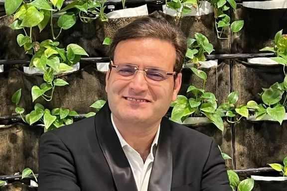 عبدالله مومنی، فعال سیاسی که به «فعالیت تبلیغی علیه نظام» متهم شده بود، به زندان منتقل شد