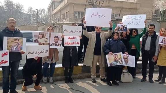 تجمع مخالفان اعدام مقابل زندان اوین
