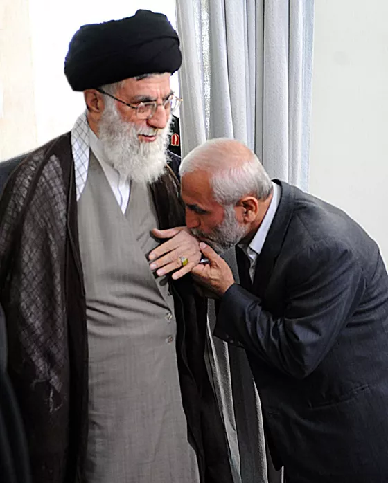 حسین همدانی در کنار علی خامنه‌ای