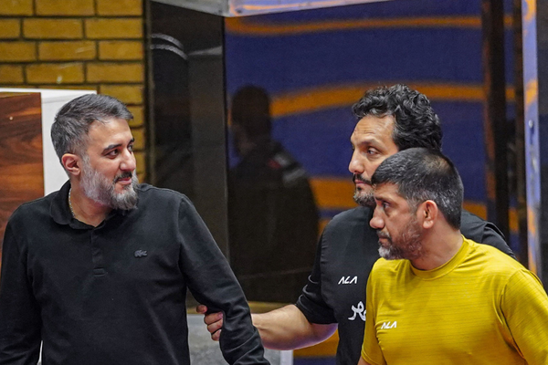 اعتراض اهالی کشتی به حضور مداح بیت خامنهای روی تشک کشتی کمپ تیم ملی با کفش کثیف