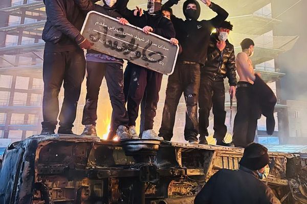 پیام مخاطب: ماموران شلیک کردند و گفتند به شاهزاده بگو ساچمهها را از بدنت خارج کند