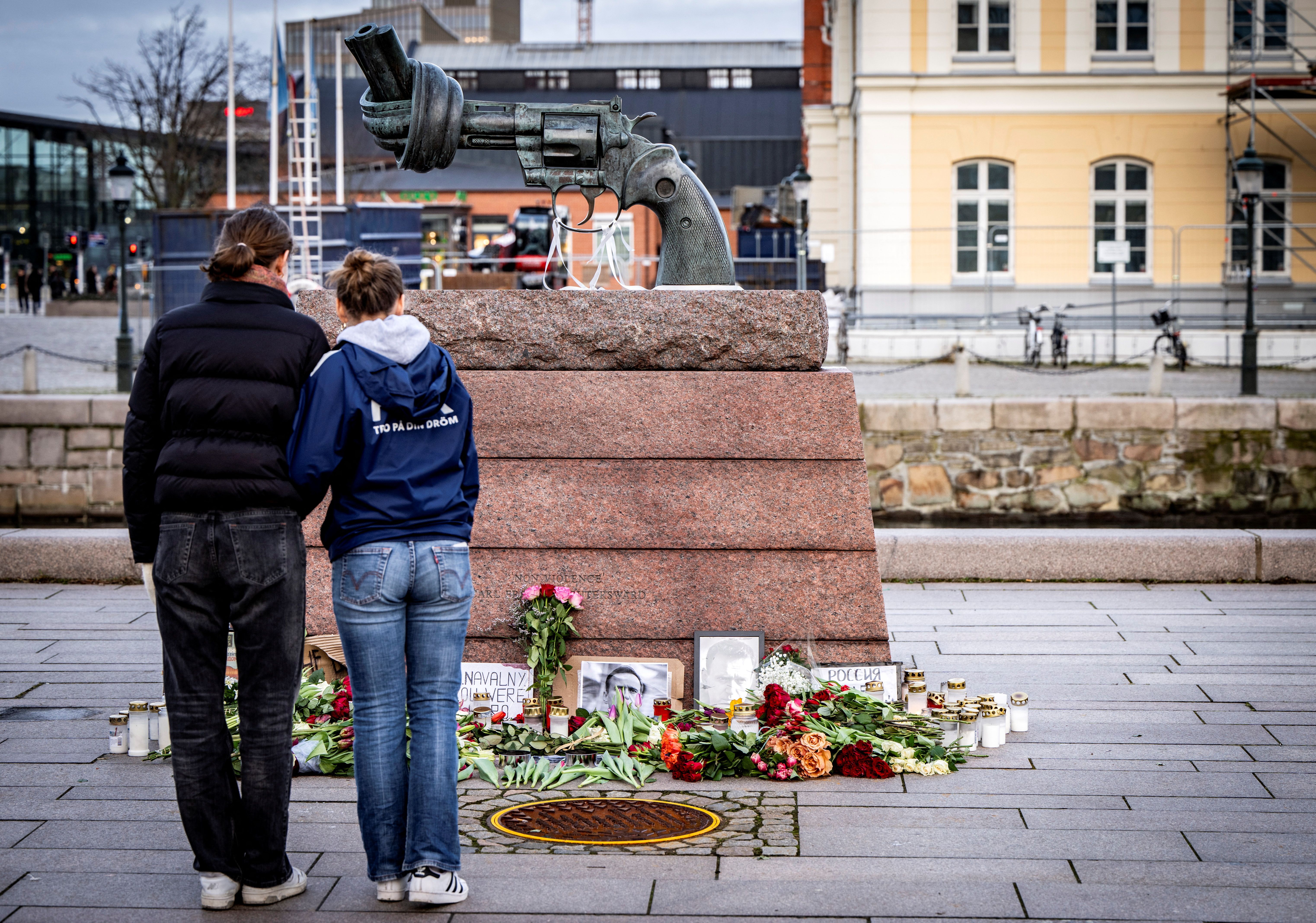 Flowers, lights and portraits sit at the memorial site for Alexei Navalny at Carl Fredrik Reutersward's sculpture 'Non-Violence', at Anna Lindhs Place, in Malmo, Sweden February 20, 2024. 